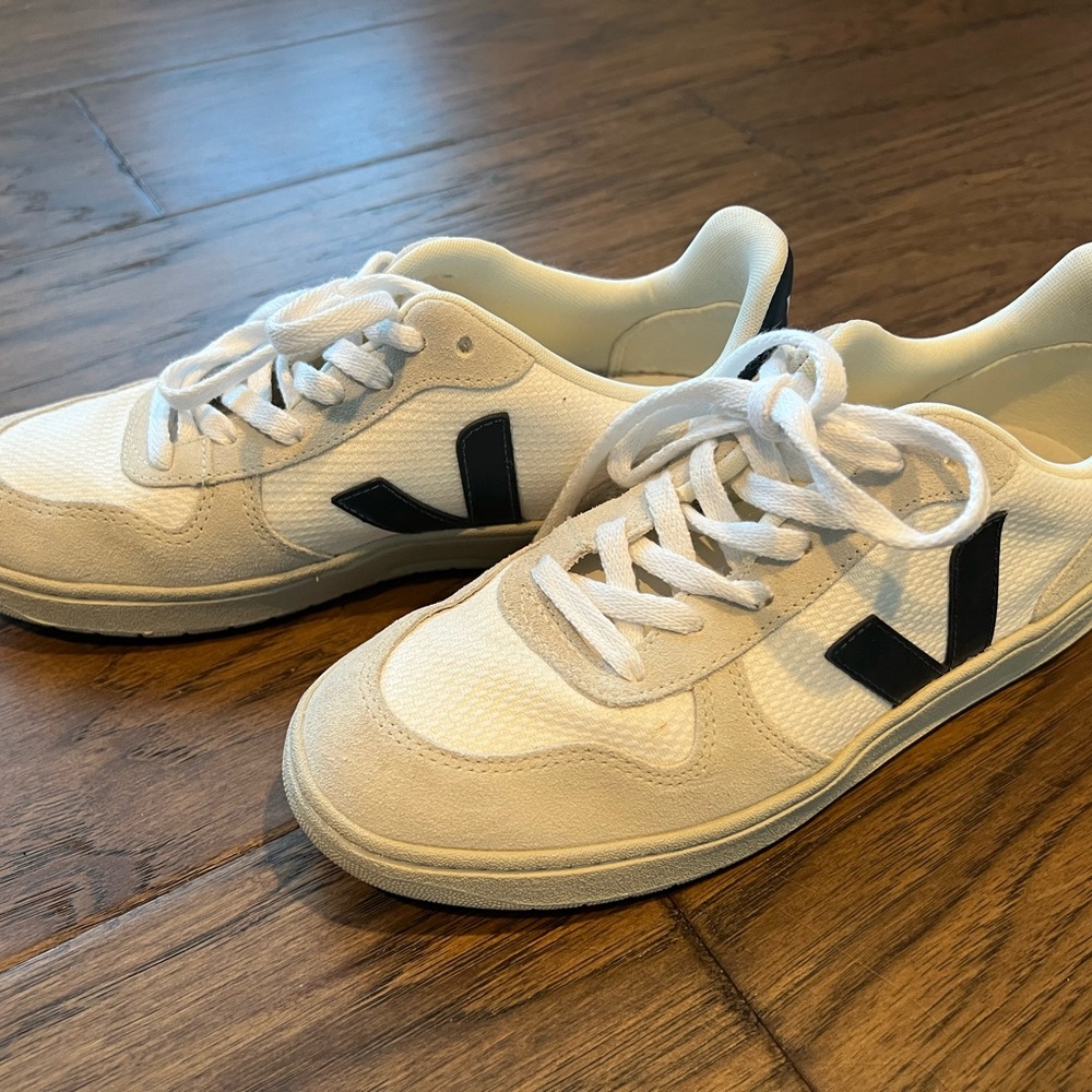 Veja V90 White and Navy Sneakers size 39 (8 women)